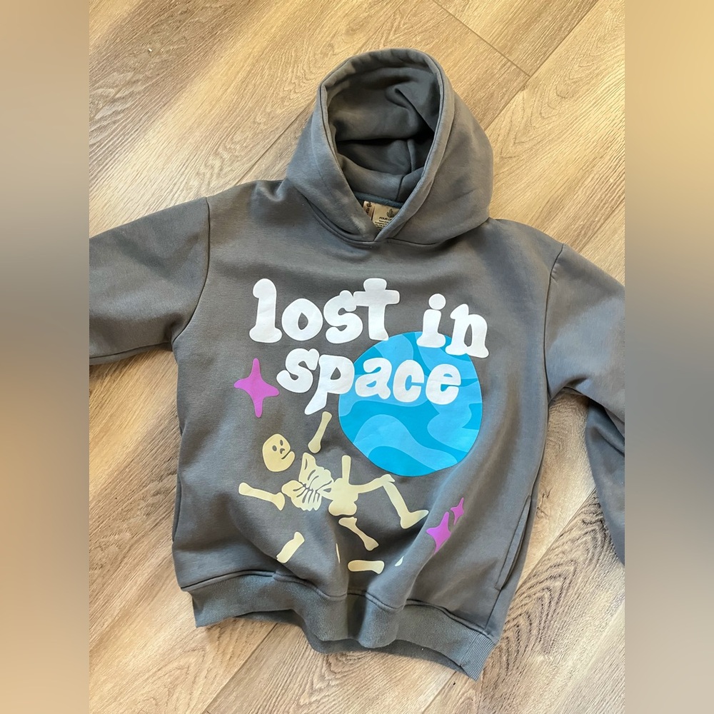 Medium sized hoodie
puff letters
popular for teens